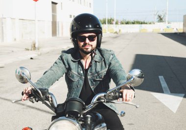 Sakallı motorcu bilinmeyen büyük bir motorsikletle yolda lastik dumanıyla kalıyor..