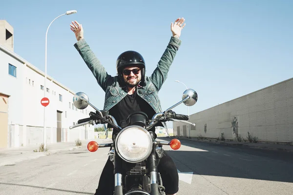 Glücklicher bärtiger Biker bleibt mit unbekanntem großen Chopper-Fahrrad mit erhobenen Händen unterwegs. — Stockfoto