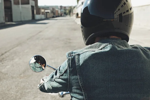 Függőleges közelkép egy motorosról, aki a szabadban biciklizik, visszapillantás. A szöveg helye. — Stock Fotó