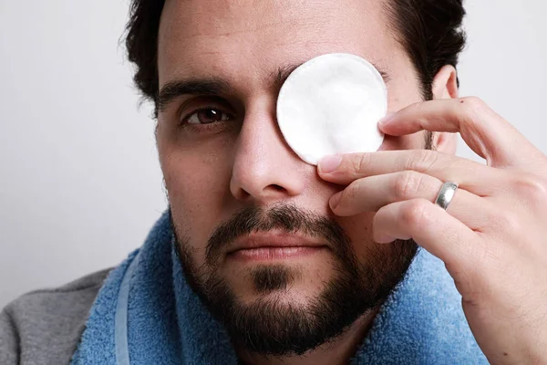 Close-up de homem jovem e barbudo fazendo rotina matinal usando algodão pad. Cuidados com a pele e o corpo, preparação. — Fotografia de Stock