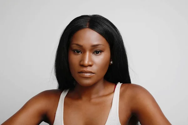 Retrato de close-up de jovem mulher negra afro atraente, com pele perfeita e cabelos longos. Posando sobre fundo branco. — Fotografia de Stock