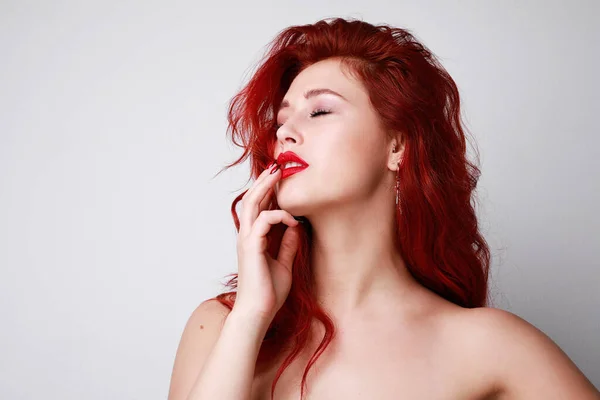 Retrato de mulher atraente com olhos fechados e belo cabelo longo vermelho posando sobre fundo branco. Espaço para texto. — Fotografia de Stock