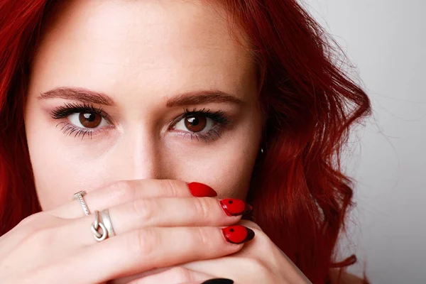 Close-up de mulher sensual e atraente com belo cabelo longo vermelho posando sobre fundo branco. Espaço para texto. — Fotografia de Stock