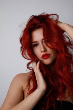 Oldukça sevimli, tatlı ve mutlu bir bayanın izole pastel arka plan pozu veren yakın plan fotoğrafı. Dikey fotoğraf.