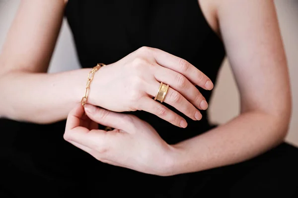 Крупним планом жіноча рука показує золоте кільце. Вона заручена . — стокове фото