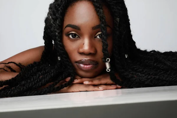 美しい若い黒人女性の肖像画カメラを見て笑みを浮かべて巻き毛。美とスキンケアのコンセプト. — ストック写真