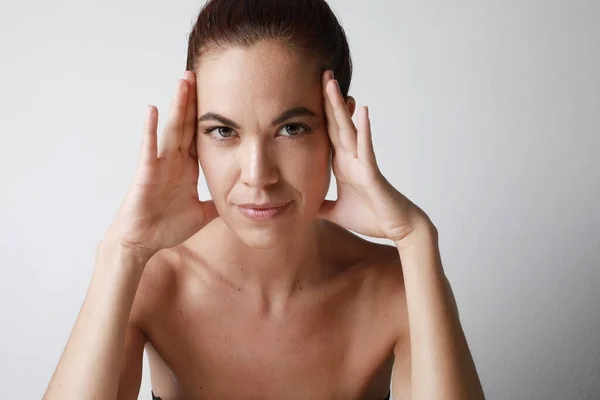 Belle femme avec le visage parfait de peau, concept de peau de levage. Cosmétologie, peau élastique et âge du visage. — Photo