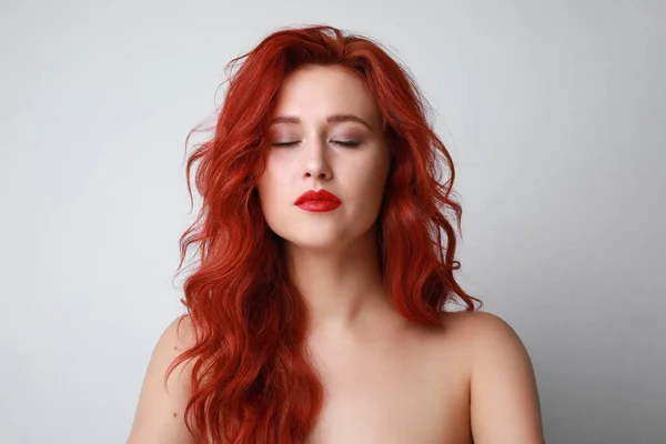 Headshot de mulher sensual com olhos fechados e belo cabelo longo vermelho posando sobre fundo branco. Espaço para texto. — Fotografia de Stock