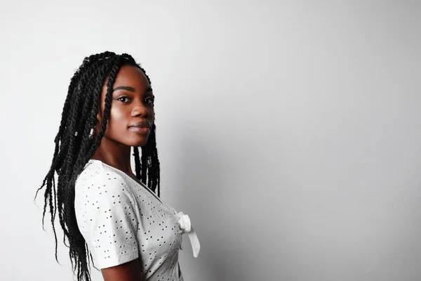 以白人背景、生活方式和人的观念为背景的年轻非洲裔美国女人的侧面肖像. — 图库照片