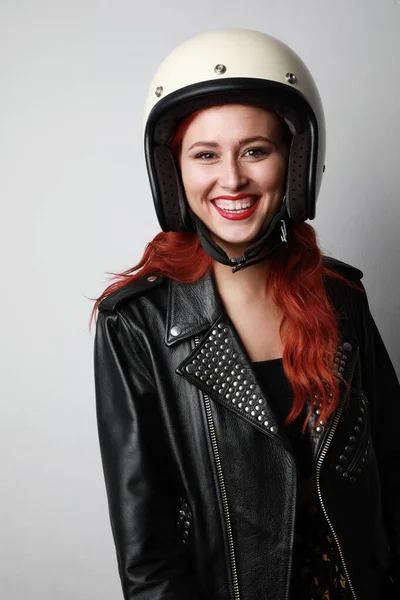 Mujer joven feliz con un casco de moto posando sobre un fondo blanco aislado celebrando una victoria. —  Fotos de Stock