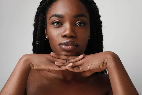 年轻的黑人美女的特写镜头，呈现在白色背景之上。皮肤护理概念. — 图库照片
