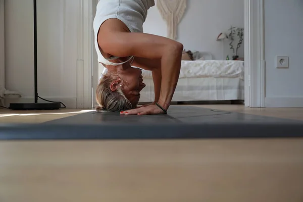 ヨガを練習する若い女性、床で瞑想セッション。全長. — ストック写真