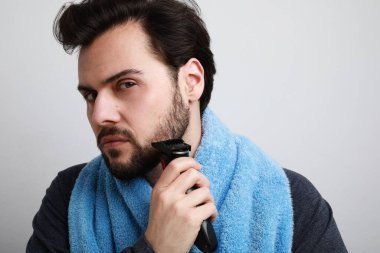 Sabahları tıraş olan sakallı bir adam. Beyaz arkaplan üzerinde izole edilmiş.