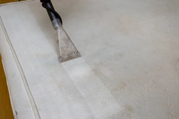 eski bir beyaz yatak Kuru Temizleme