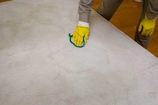 Eski yatak üzerinde kir lekeleri