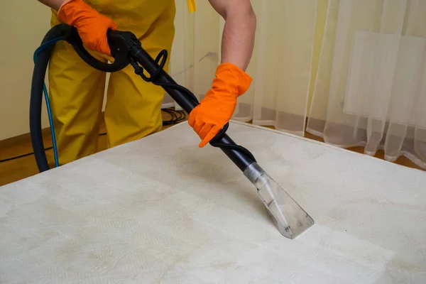 eski bir beyaz yatak Kuru Temizleme