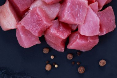 siyah kesme tahtası üzerinde et parçaları