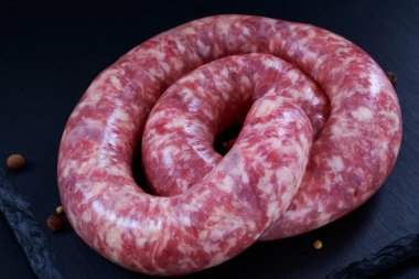 siyah kesme tahtası üzerinde çiğ sosis