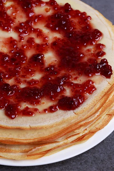Stapel Pfannkuchen Mit Marmelade Auf Einem Weißen Teller — Stockfoto
