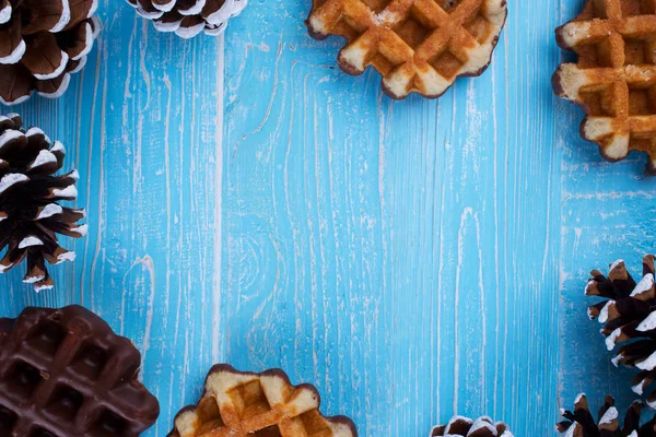 美味的比利时华夫饼与巧克力在木桌上 — 图库照片