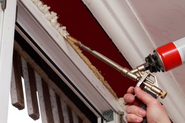 Windows yüklemesinde poliüretan köpük kullanarak