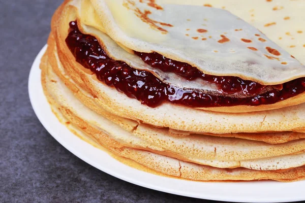 Stapel Pfannkuchen Mit Marmelade Auf Einem Weißen Teller — Stockfoto