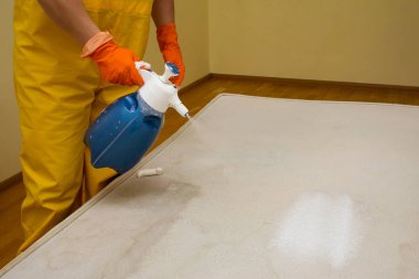 eski bir beyaz yatak Kuru Temizleme