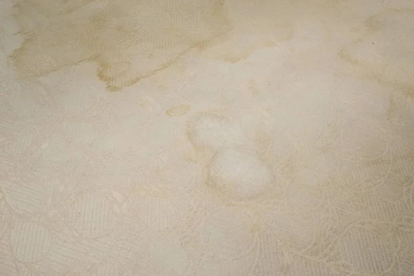 Eski yatak üzerinde kir lekeleri