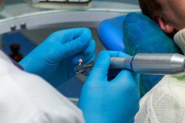 Elinde bir dişçi diş matkap