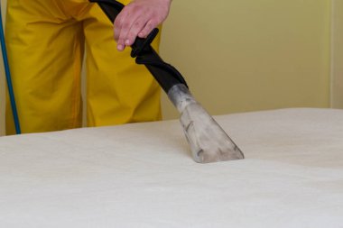 eski bir beyaz yatak Kuru Temizleme