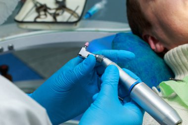 Elinde bir dişçi diş matkap