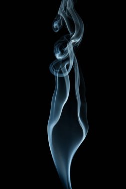 dalgalı beyaz siyah bir arka plan üzerinde duman