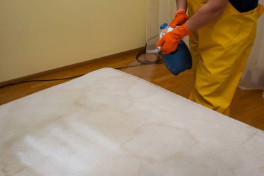 eski bir beyaz yatak Kuru Temizleme