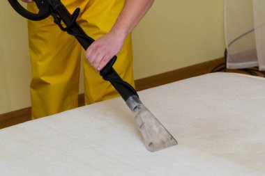 eski bir beyaz yatak Kuru Temizleme