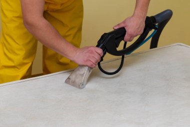 eski bir beyaz yatak Kuru Temizleme