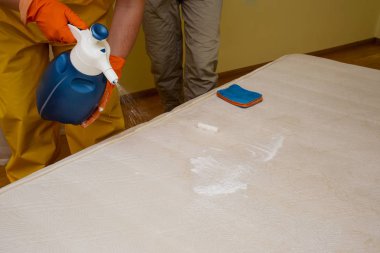 eski bir beyaz yatak Kuru Temizleme