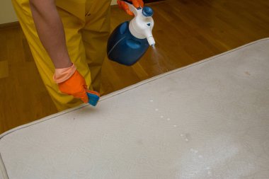 eski bir beyaz yatak Kuru Temizleme