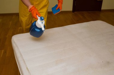 eski bir beyaz yatak Kuru Temizleme