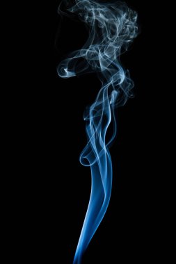 dalgalı mavi siyah bir arka plan üzerinde duman