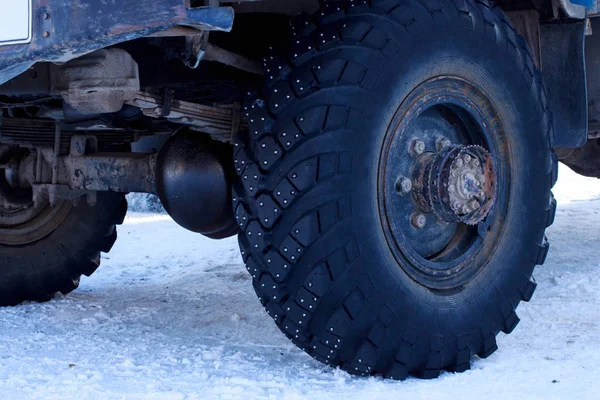 Máquina Con Neumáticos Tachonados Nieve —  Fotos de Stock