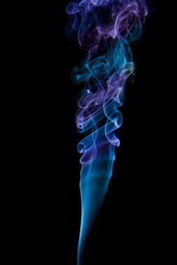 dalgalı mavi siyah bir arka plan üzerinde duman