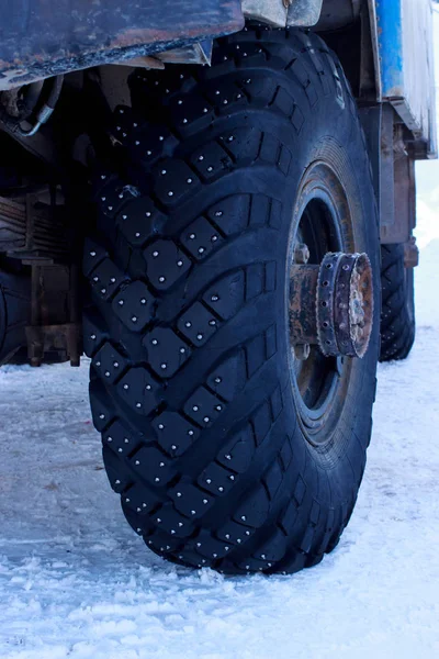 Maschine Mit Spike Reifen Schnee — Stockfoto