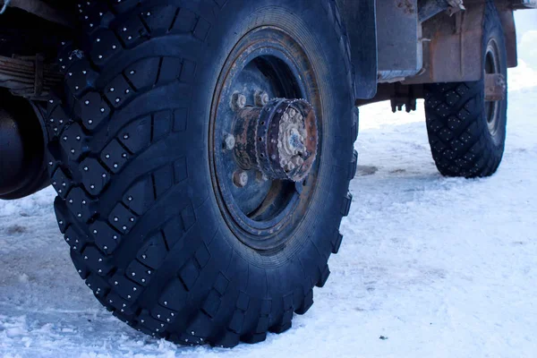 Máquina Con Neumáticos Tachonados Nieve —  Fotos de Stock