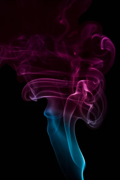 Fumo Azul Violeta Sobre Fundo Preto — Fotografia de Stock