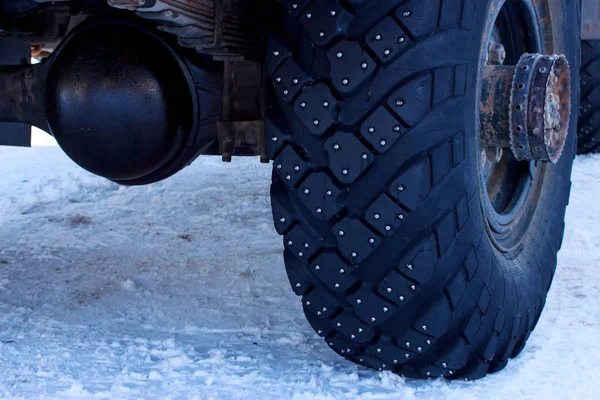 Máquina Con Neumáticos Tachonados Nieve —  Fotos de Stock