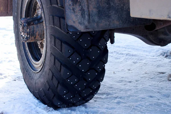 Maschine Mit Spike Reifen Schnee — Stockfoto