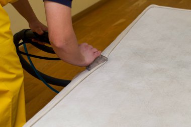 eski bir beyaz yatak Kuru Temizleme