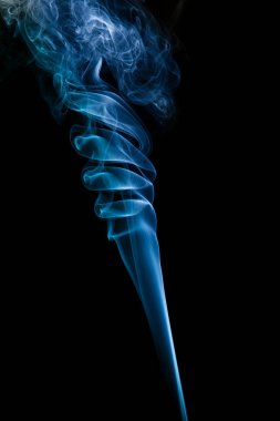 dalgalı mavi siyah bir arka plan üzerinde duman