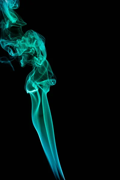 ウェーブのかかった緑黒の背景上の煙 — ストック写真