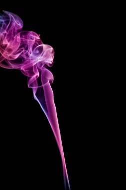 siyah bir zemin üzerine dalgalı pembe duman